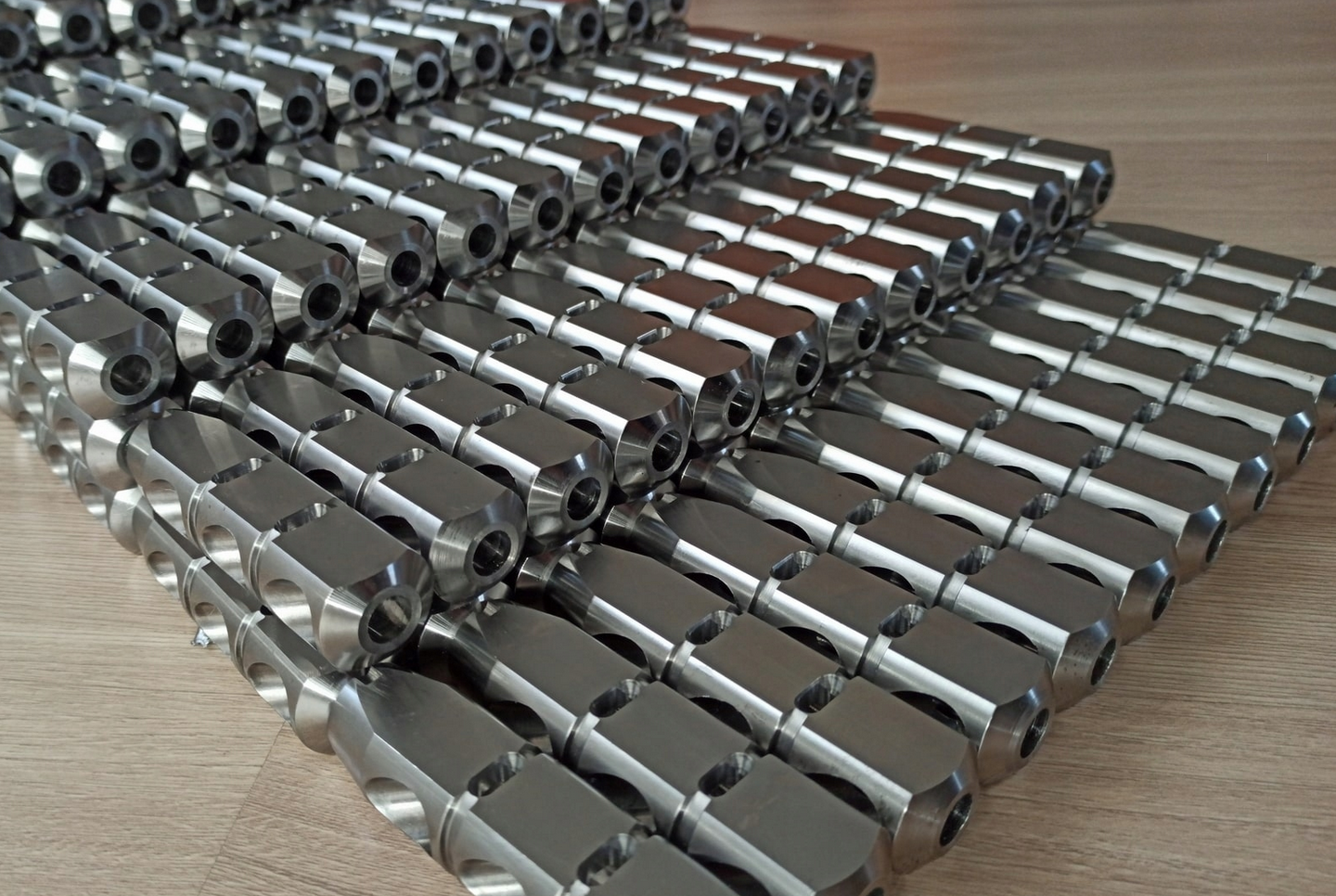 Hamulce wylotowe do AK-47, osłabiające podrzut i podrzut: widok ułożonych