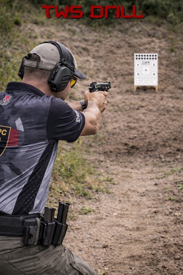 Zawodnik IPSC trenujący na tarczy TWS IPSC/ DRILL