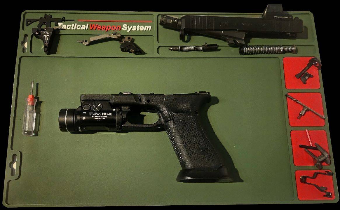 antypoślizgowa-mata-do-czyszczenia-pistoletu-broni-krótkiej-z-magnesami