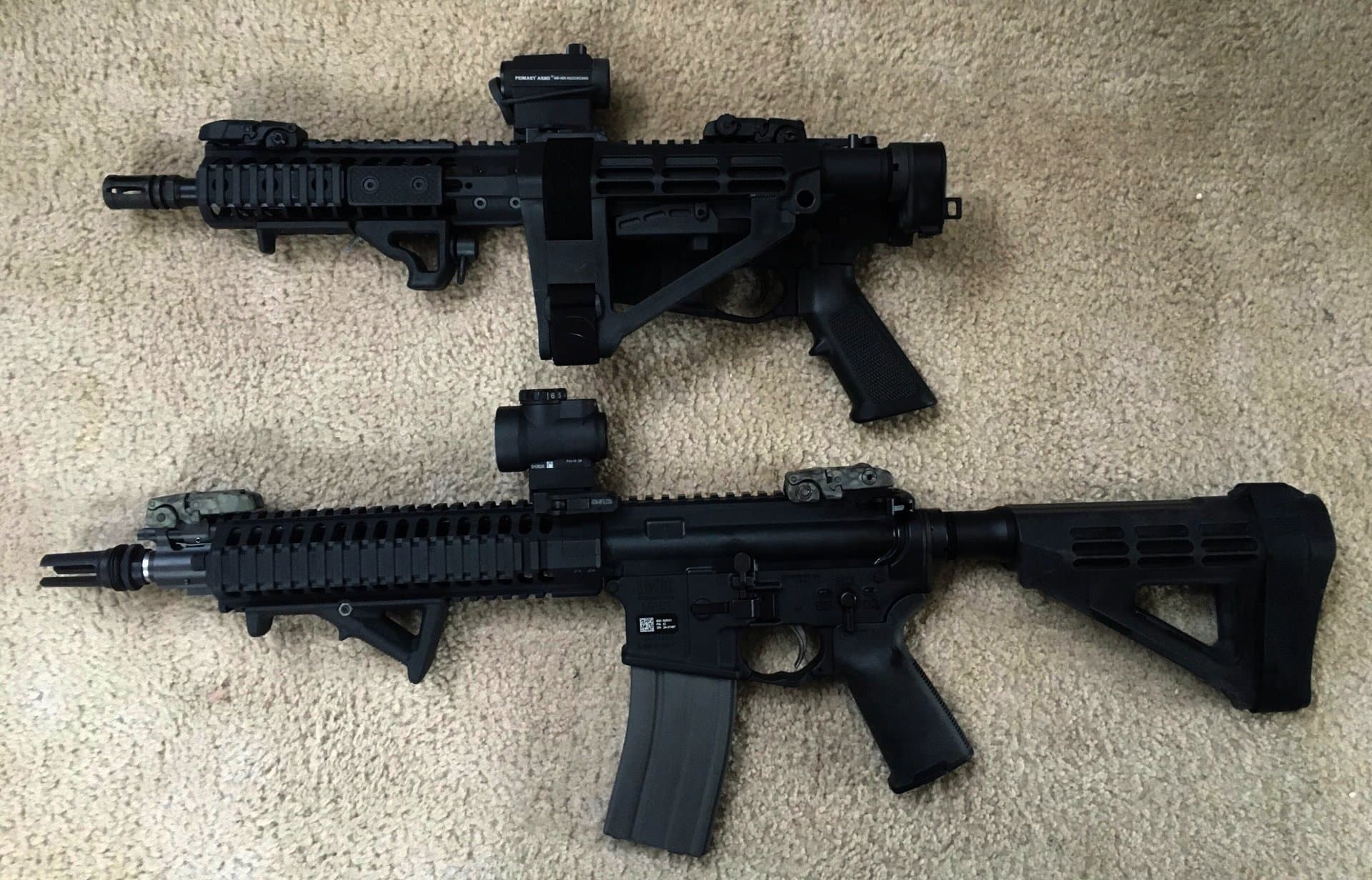 Adapter kolby składanej AR-15 zamontowany na karabinku AR15 – widok boczny, 3. generacja, kompatybilny z kal. .223 i .308