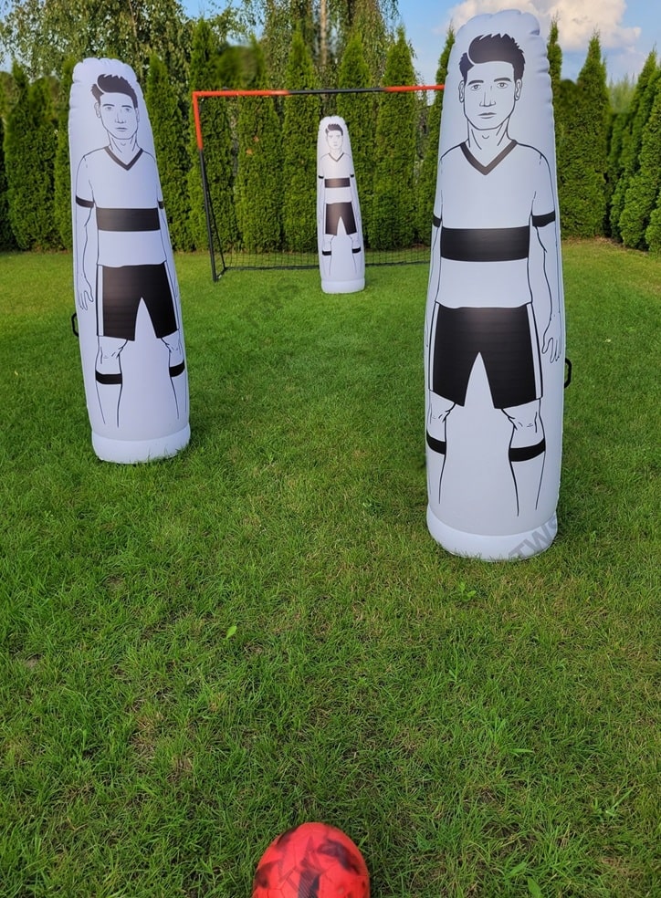 nadmuchiwany piłkarz - widok na ustawienie na polu