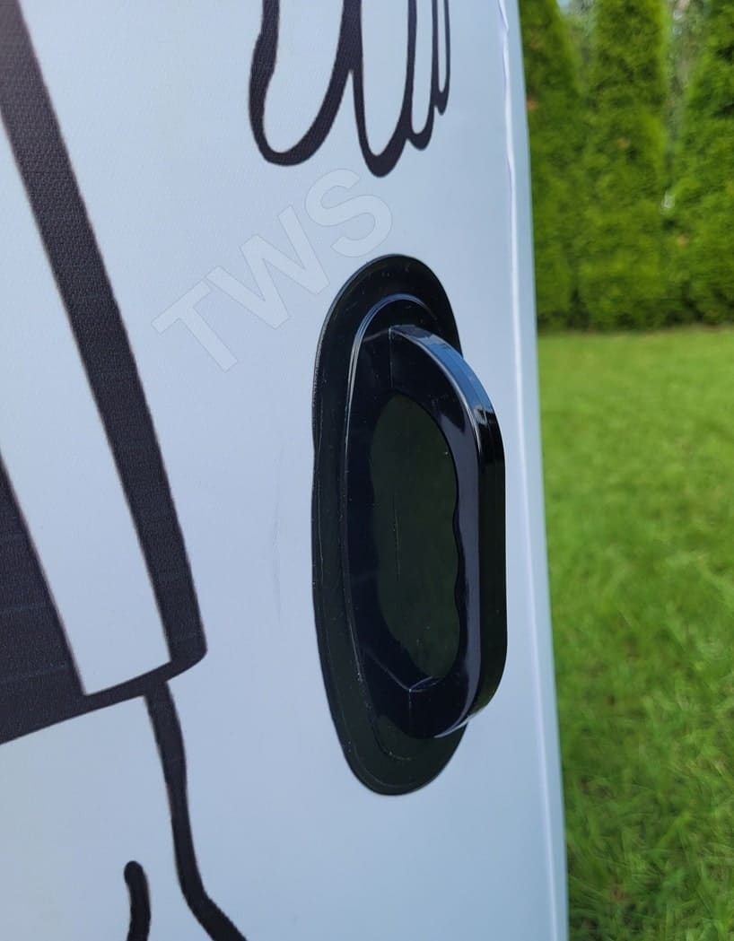 dmuchany mur treningowy do piłki nożnej - ujęcie uchwytu do przenoszenia