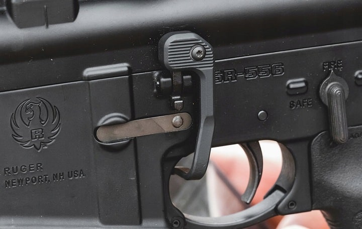 zwalanicz zamka bad lever na karabinie AR-15