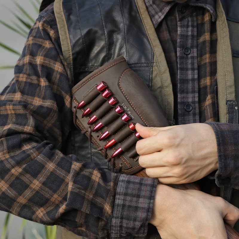 Skórzana baka na kolbę zamontowana na karabinie.