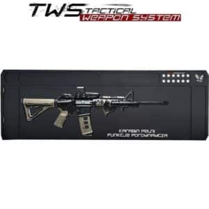 Mata do czyszczenia i konserwacji broni z magnesami - widok z karabinem AR15