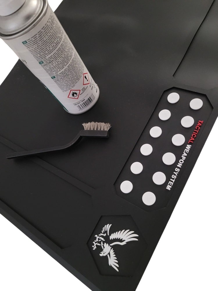 rusznikarska mata serwisowa do Ak47 i Ar15 - widok na zestaw do czyszczenia broni