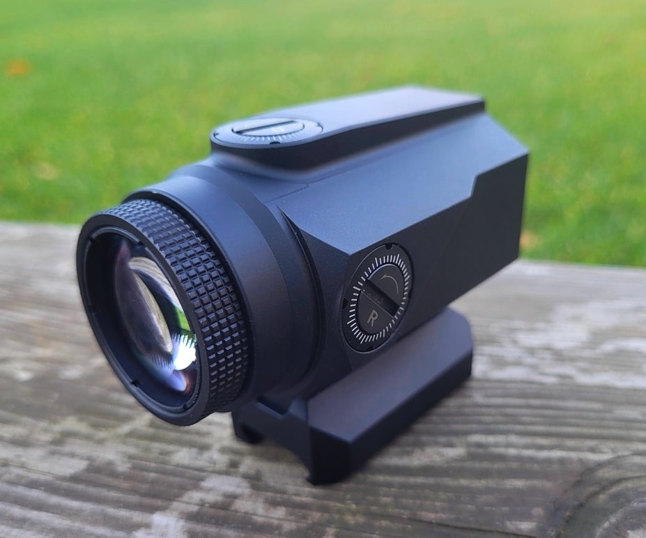 celownik pryzmatyczny 3x20, na szynę Picatinny do Ar15 - widok z boku