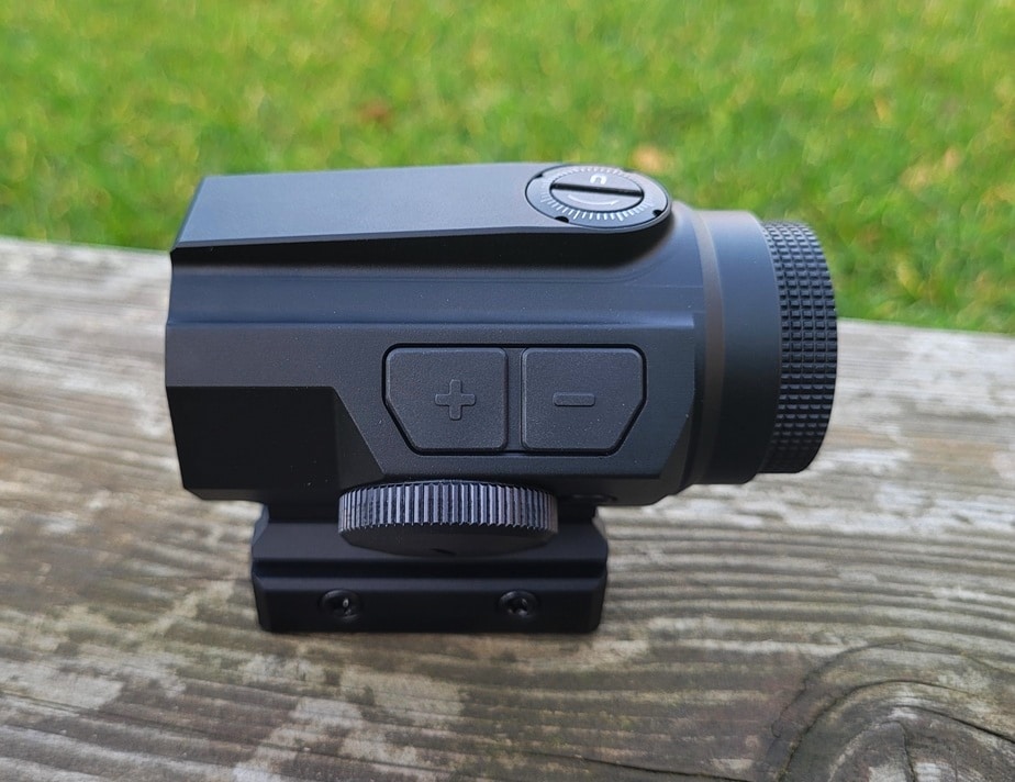 celownik pryzmatyczny TWS - przyciski regulacji podświetlenia krzyża