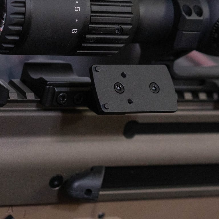 Montaż kolimatora RMR offset 45 stopni zamontowany na broni z szyną Picatinny