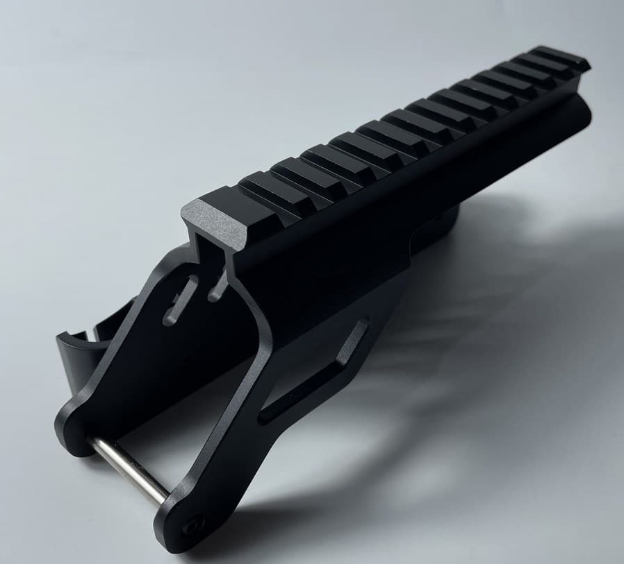 Ładownica boczna 12GA Mossberg Maverick - widok z tyłu