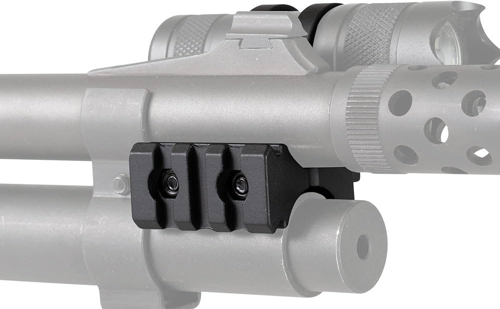 Szyna Picatinny widoczna na lufie strzelby Remington/ Benelli