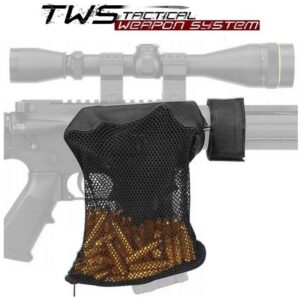Łapacz do łusek widoczny na karabinku AR-15