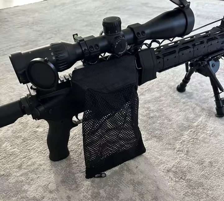 Prezentacja worka siatkowego na łuski na karabinku AR15