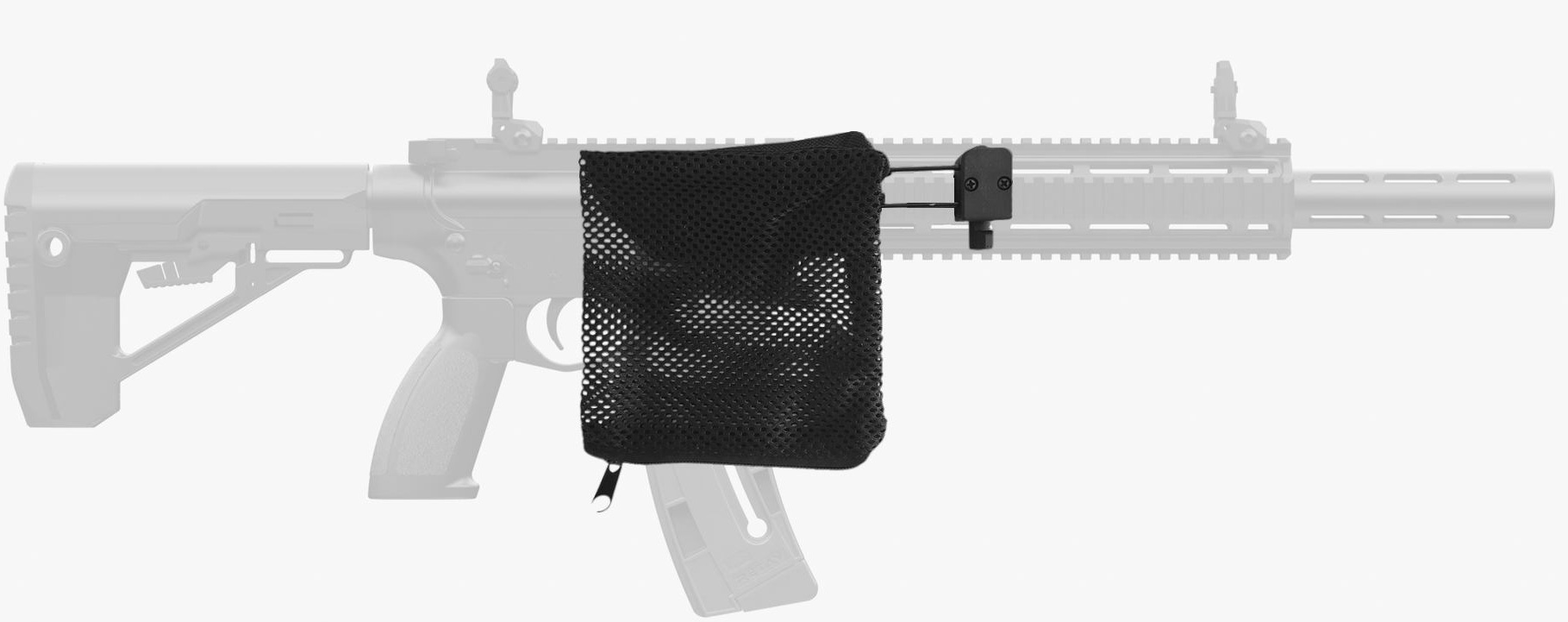 Worek na łuski zamontowany na karabinie M-4 AR-15