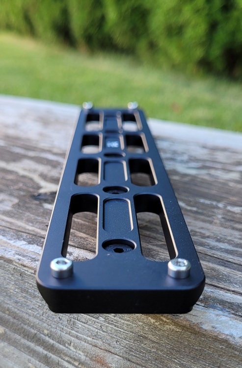 Adapter ARCA Swiss M-LOK 200 mm – aluminiowa szyna montażowa do statywu, widok mocowania z bliska